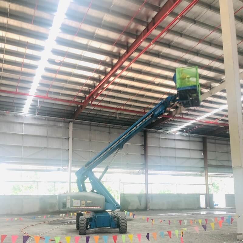 Xe Boom Lift 20m thi công nhà xưởng
