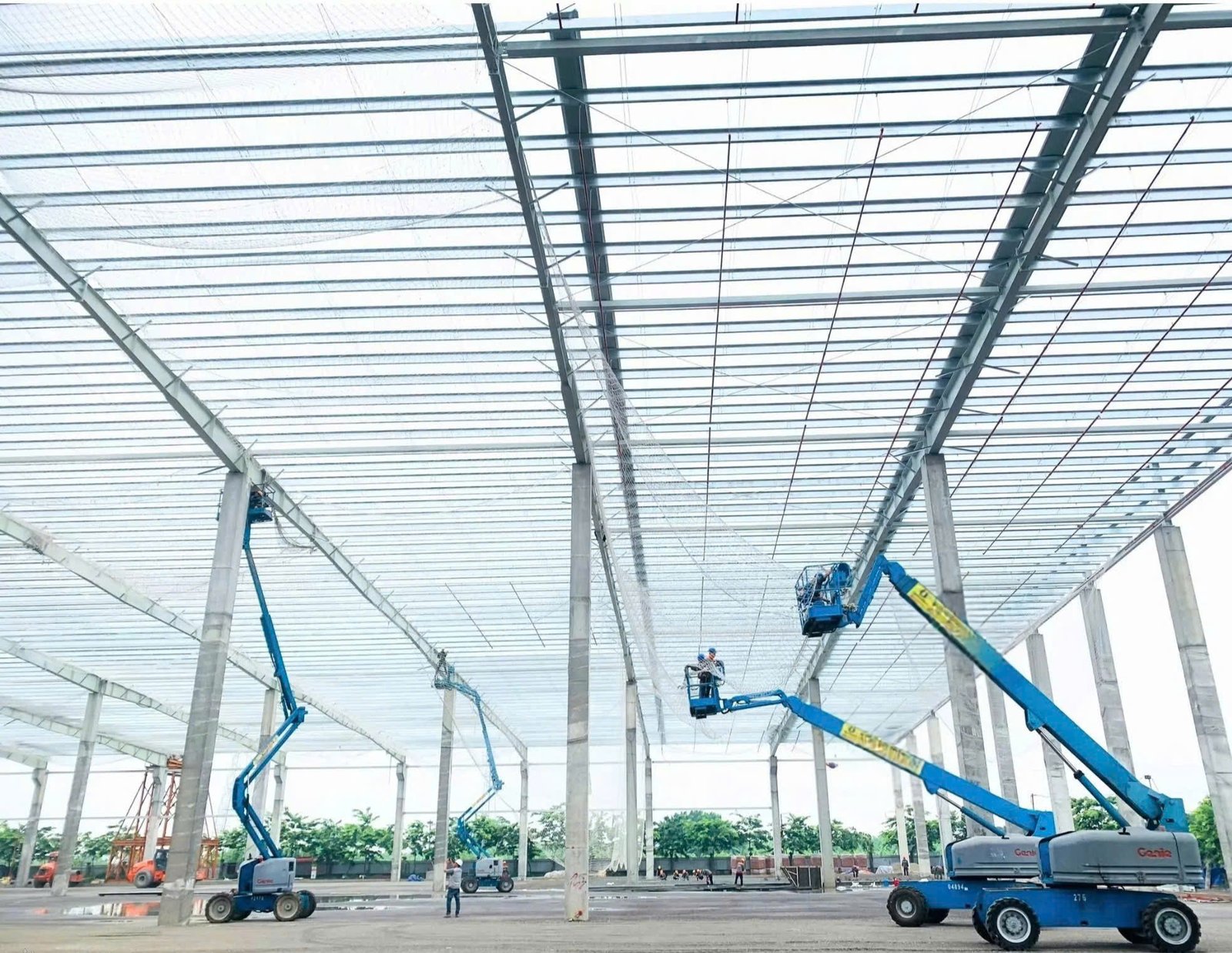 Xe Boom Lift cẩu tự hành tại bãi xe