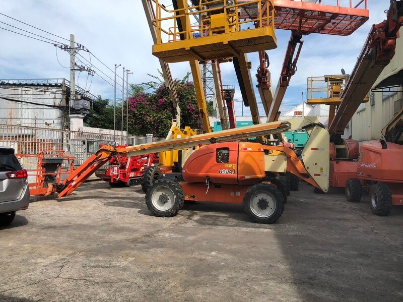 Xe Boom Lift đang thi công tại công trình Hạ Long