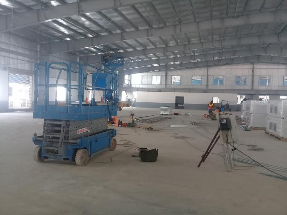 Xe Cát Kéo đang thi công sơn tường tại Hạ Long