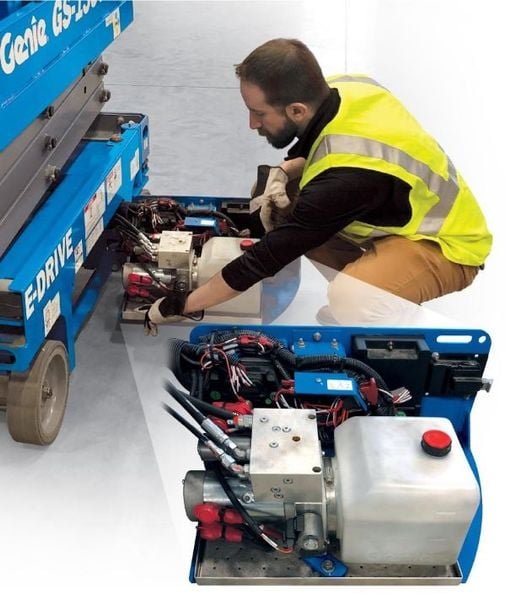 Kỹ thuật viên sửa chữa bộ điều khiển thủy lực xe nâng