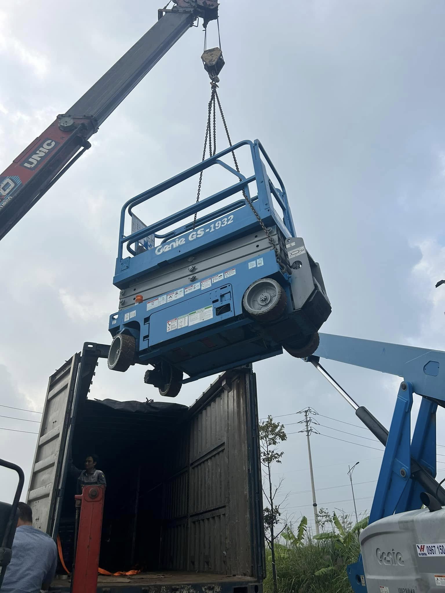 Cẩu tự hành bốc xếp xe nâng lên container vận chuyển
