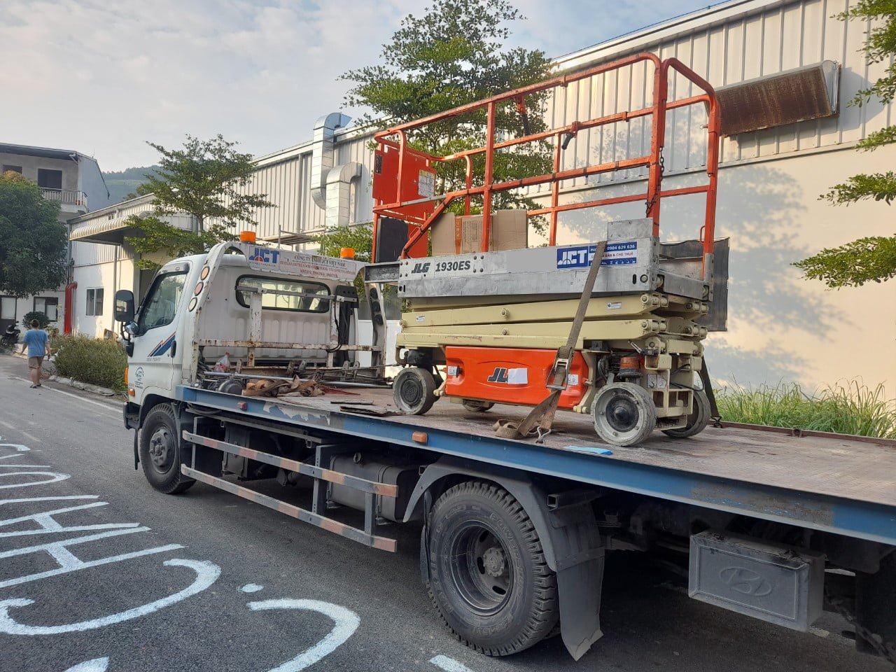 Xe đầu kéo vận chuyển xe Cát Kéo JLG trên đường
