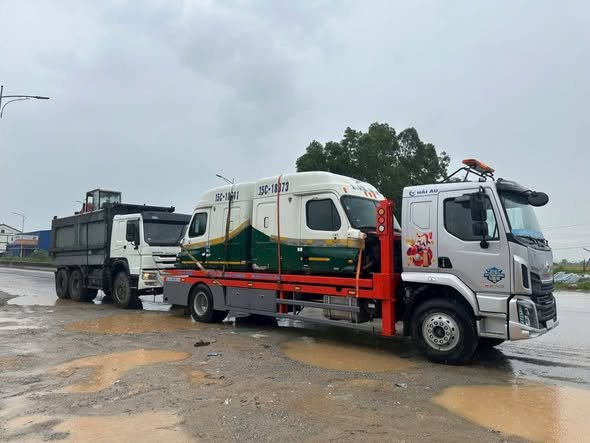 Xe đầu kéo vận chuyển xe công trình